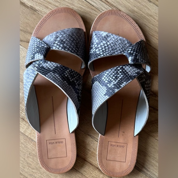 DOLCE VITA BLACK/WHITE SNAKE PRINT FAUX LEATHER SANDALS. SIZE 8M - Picture 1 of 3